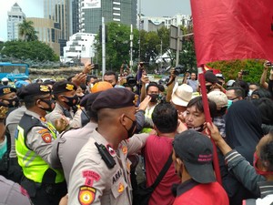 Demo Tolak UU Cipta Kerja di Patung Kuda Jakpus, Massa Sempat Ricuh