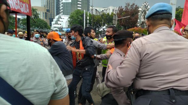 Massa demo tolak omnibus law di Patung Kuda sempat ricuh.