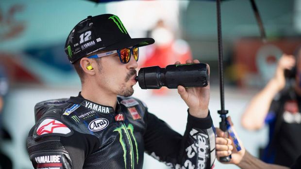 MISANO ADRIATICO, ITALY - SEPTEMBER 20: Maverick Vinales of Spain and Monster Energy Yamaha MotoGP Team drinks on grid during the MotoGP race during the MotoGP Of San Marino - Race at Misano World Circuit on September 20, 2020 in Misano Adriatico, Italy. (Photo by Mirco Lazzari gp/Getty Images)