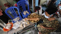 Salah satu bentuk solidaritas tersebut adalah memasak bagi sejumlah warga yang tengah menjalani karantina terkait virus Corona.