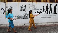 Sejumlah warga di Bumi Laweyan, Solo, membentuk Satgas Jaga Tangga RW VI sebagai bentuk solidaritas terhadap warga lainnya yang tengah menjalani karantina Corona.