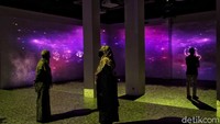 Ada 98 lukisan yang disajikan dalam proyeksi gambar bergerak (video mapping projection) dengan iringan musik dan suara yang menyuguhkan pengalaman imersif pengunjung.  Foto: Pradita Utama/ detikcom