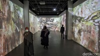 Sejumlah pengunjung menikmati lukisan dan video maping dalam Pameran Imersif Affandi yang bertajuk Alam, Ruang, Manusia di kawasan Galeri Nasional, Jakarta Pusat, Selasa (27/10).  Foto: Pradita Utama/ detikcom