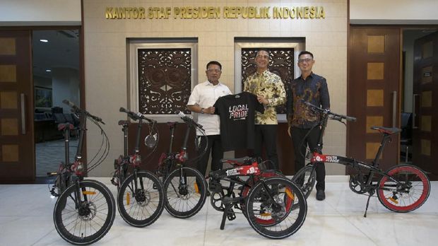 Moeldoko saat menerima donasi 15 sepeda lipat bertema Hari Sumpah Pemuda. Donasi diserahkan CEO PT Roda Maju Bahagia, Hendra dengan CEO  Damn! I Love Indonesia, Daniel Mananta (Dok istimewa)