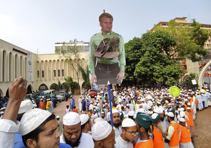 Muslim Dunia Kecam Pernyataan Presiden Prancis Macron memicu kontroversi ketika mengatakan bahwa islam adalah agama yang sedang mengalami krisis di seluruh dunia.