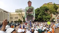 Komentar Macron akhirnya menuai protes negara-negara Muslim selama akhir pekan. AP Photo/Mahmud Hossain Opu  