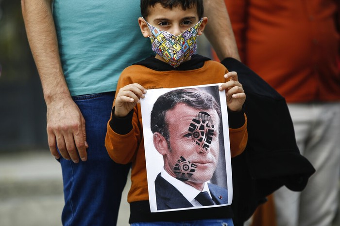 Muslim Dunia Kecam Pernyataan Presiden Prancis Macron memicu kontroversi ketika mengatakan bahwa islam adalah agama yang sedang mengalami krisis di seluruh dunia.