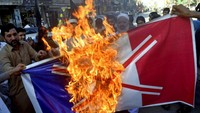 Di Ibu Kota Libya, Tripoli, orang-orang membakar bendera Prancis sebagai bentuk protes. AP Photo/Muhammad Sajjad  