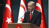 Presiden Turki, Recep Tayyip Erdogan, juga mengecam Macron. Erdogan mengatakan Macron memiliki masalah dengan warga Muslim dan membutuhkan pemeriksaan medis untuk mentalnya. Pernyataan ini membuat Prancis menarik duta besarnya dari Ankara, Turki. Turkish Presidency via AP  