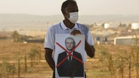 Perdana Menteri Pakistan, Imran Khan, menuduh Macron telah menyerang Islam karena menyudutkan Muslim dengan cara menutup masjid dan mengawasi sejumlah organisasi masyarakat Muslim usai kejadian pembunuhan guru tersebut. AP Photo/Sebastian Scheiner  