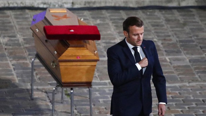 Macron memicu kontroversi ketika mengatakan bahwa islam adalah agama yang sedang mengalami krisis di seluruh dunia.