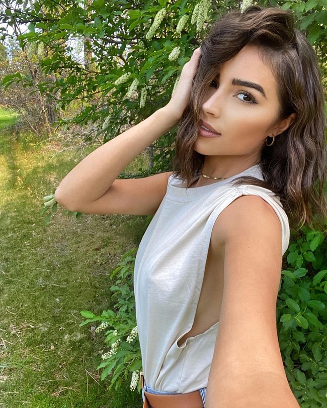 Olivia Culpo memang kerap berbusana seksi dan minimalis. Gaya busananya kerap kali diperlihatkan di Instagram. Foto: dok. Instagram @oliviaculpo