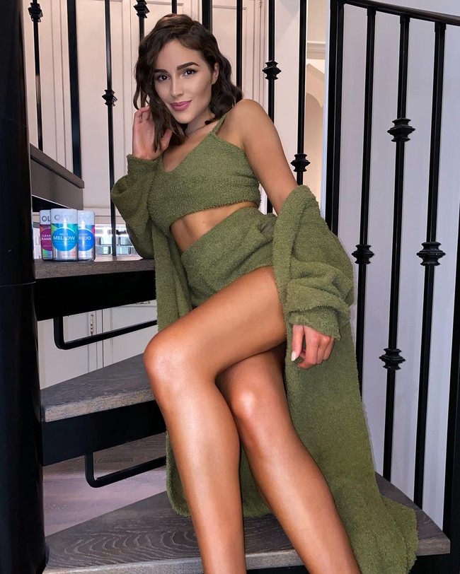 Alhasil, wanita 29 tahun ini memakai cardigan hoodie untuk menutupi bagian atas tubuhnya. Foto: dok. Instagram @oliviaculpo