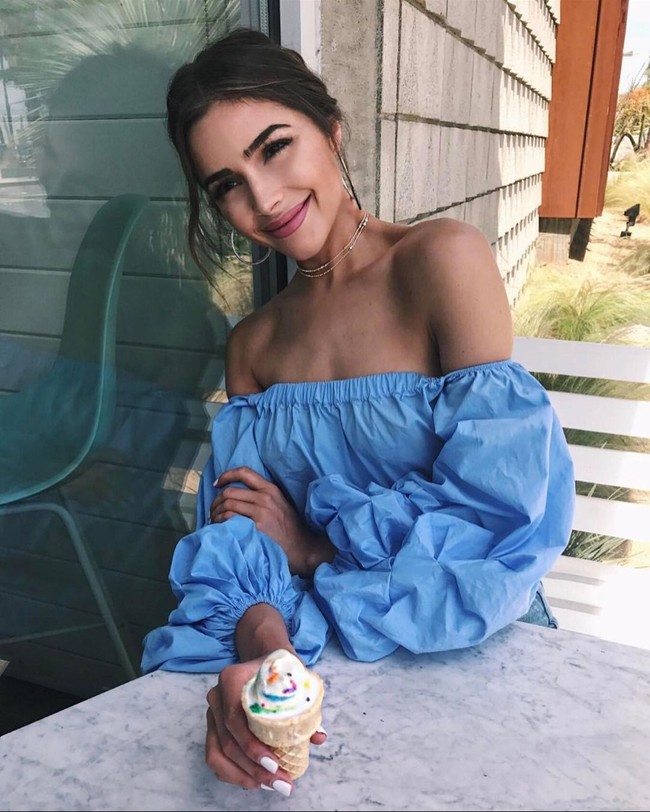 Dia merasa kecewa dengan perlakuan petugas bandara. Sebab ada pula penumpang lain yang mengenakan busana minim namun tak ditegur dan bisa lolos. Foto: dok. Instagram @oliviaculpo