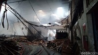 Hampir semua unit produksi di pabrik tersebut hangus terbakar.