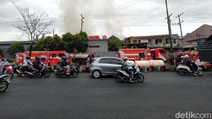 Pabrik pengolahan kayu di Jalan Raya Jogja-Magelang, Kecamatan Mungkid, Kabupaten Magelang, Jawa Tengah, terbakar. 9 Unit mobil pemadam kebakaran diterjunkan.
