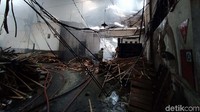 Pabrik pengolahan kayu milik PT Kayu Lima Utama Furniture di Jalan Raya Jogja-Magelang, tepatnya di Blondo, Kecamatan Mungkid, Kabupaten Magelang, Jawa Tengah, terbakar.