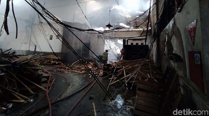 Pabrik pengolahan kayu di Jalan Raya Jogja-Magelang, Kecamatan Mungkid, Kabupaten Magelang, Jawa Tengah, terbakar. 9 Unit mobil pemadam kebakaran diterjunkan.