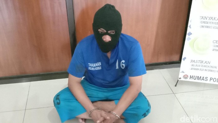 Pelaku pembunuhan wanita dalam kamar hotel di Kudus, saat dihadirkan dalam jumpa pers di Mapolres Kudus, Selasa (27/10/2020).