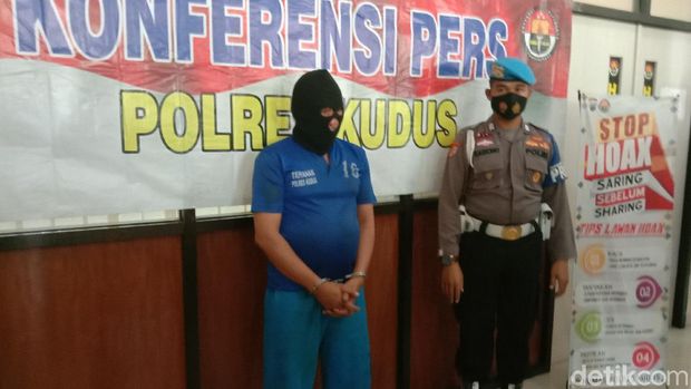 Pelaku pembunuhan wanita dalam kamar hotel di Kudus, saat dihadirkan dalam jumpa pers di Mapolres Kudus, Selasa (27/10/2020).