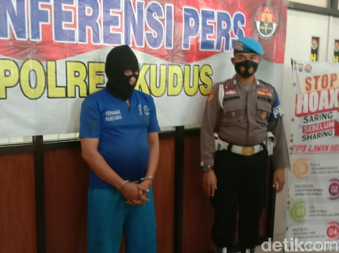Pelaku pembunuhan wanita dalam kamar hotel di Kudus, saat dihadirkan dalam jumpa pers di Mapolres Kudus, Selasa (27/10/2020).