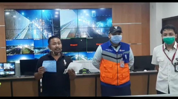 Pemobil terobos gerbang tol Jakasampurna Bekasi minta maaf
