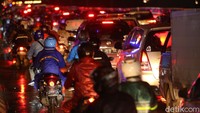 Selain itu, kemacetan juga terjadi karena bertepatan dengan jam pulang kantor.