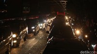 Antrean panjang kendaraan roda empat terlihat di Jalan Raya Kalimalang, Bekasi.