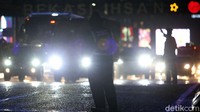 Tampak sejumlah petugas Dishub beraktivitas di area jalan tersebut.