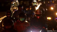 Sejumlah pengendara motor terjebak macet di Jalan Raya Kalimalang, Bekasi.