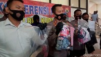Polisi juga tampak menunjukkan sejumlah barang bukti terkait kasus pembunuhan tersebut.