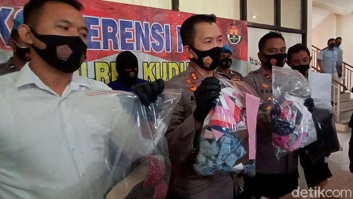 Pelaku pembunuhan seorang wanita di kamar hotel yang berada di Kudus ditangkap. Pria berumur 40 tahun itu merupakan seorang wiraswasta. berikut penampakannya.