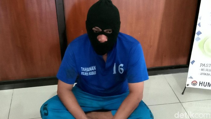 Penampakan Pembunuh Wanita dalam Kamar Hotel di Kudus Pelaku pembunuhan seorang wanita di kamar hotel yang berada di Kudus ditangkap. Pria berumur 40 tahun itu merupakan seorang wiraswasta. berikut penampakannya.