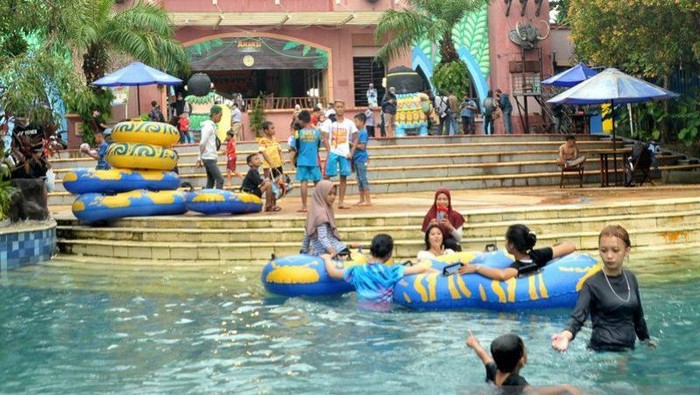 Pengunjung berekreasi di sebuah sarana rekreasi waterpark di Kota Palembang, Sumsel, Jumat (3/7/2020) (Foto: ANTARA /Feny Selly/ang)