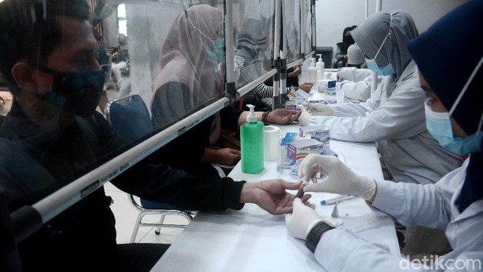 Calon penumpang di Stasiun Pasar Senen tampak melakukan rapid test sebelum menaiki kereta. Test dilakukan sebagai upaya deteksi dini penyebaran virus Corona.