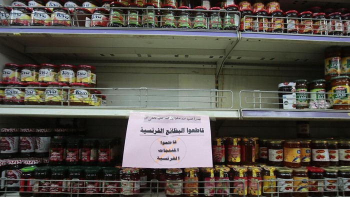 Perusahaan Arab Boikot Produk Prancis A notice calling for a boycott French products is displayed at a supermarket in Sanaa, Yemen, Monday, Oct. 26, 2020. Muslims in the Middle East and beyond on Monday called for boycotts of French products and for protests over caricatures of the Prophet Muhammad they deem insulting and blasphemous, but France's president has vowed his country will not back down from its secular ideals and defense of free speech. (AP Photo/Hani Mohammed)