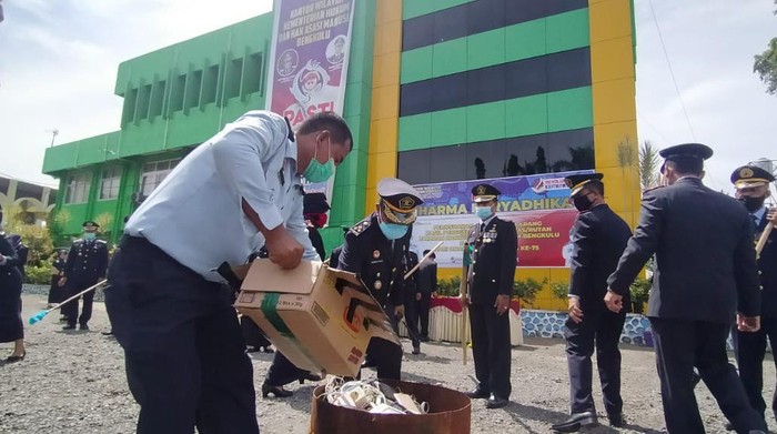 Pihak Lapas dan Rutan Bengkulu musnahkan ratusan ponsel dan sajam milik narapidana