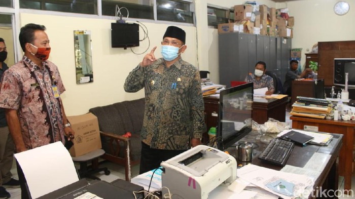 Pj Bupati Sidoarjo Hudiyono menggelar sidak di sejumlah kantor milik pemkab. Ini dilakukan menjelang libur dan cuti bersama selama 5 hari ke depan.