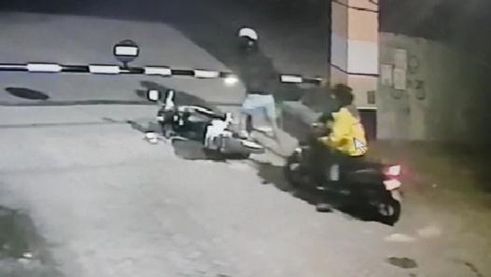 Polisi menangkap Al Habsyih alias Hambsih (20) karena membegal seorang wanita pengendara motor di Kota Makassar.