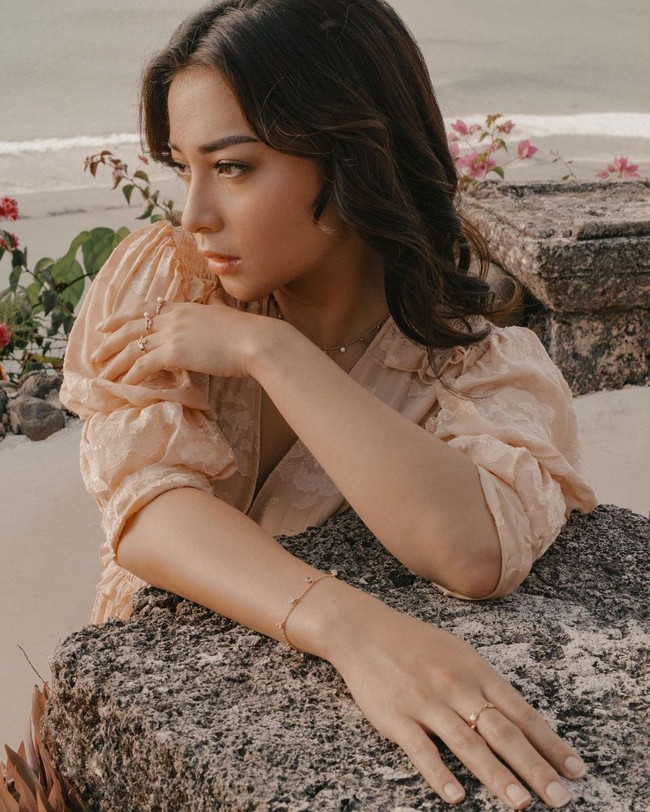 Tak sedikit yang mengira bahwa Nikita Willy memiliki darah blasteran. Tapi ternyata artis cantik yang satu ini tidak memiliki darah blasteran. Kecantikannya itu dia dapatkan dari darah Minang turunan keluarganya. Foto: dok. Instagram @nikitawillyofficial94