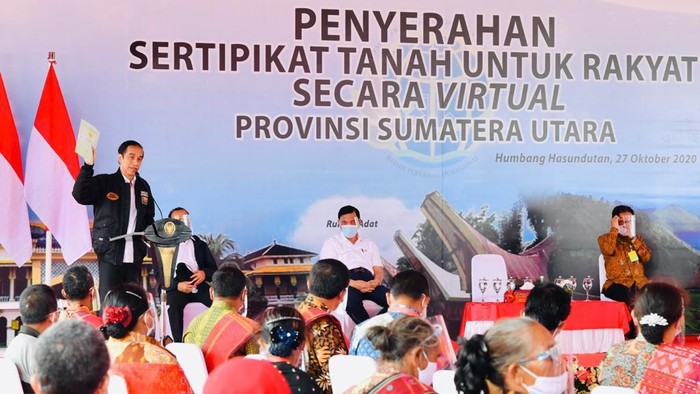 Presiden Jokowi bagi-bagi sertifikat tanah di Stadion Simangaronsang, Kabupaten Humbang Hasundutan, Sumut
