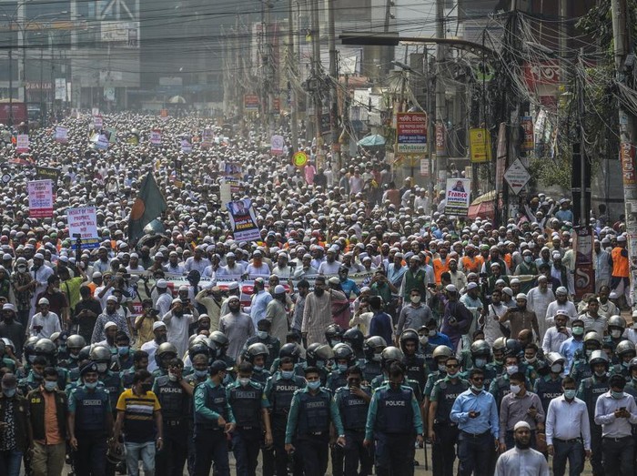 Activists and supporters of the Islami Andolon Bangladesh, a Islamist political party, hold a protest march calling for the boycott of French products and denouncing French president Emmanuel Macron for his comments over Prophet Mohammed caricatures, in Dhaka on October 27, 2020. - Tens of thousands of protesters marched through the Bangladesh capital on October 27 calling for a boycott of French products and burning an effigy of President Emmanuel Macron after he defended cartoons depicting the Prophet Mohammed. (Photo by Munir UZ ZAMAN / AFP)