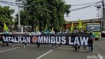 Ribuan Buruh Geruduk Kantor Gubernur Jatim Tolak Omnibus Law