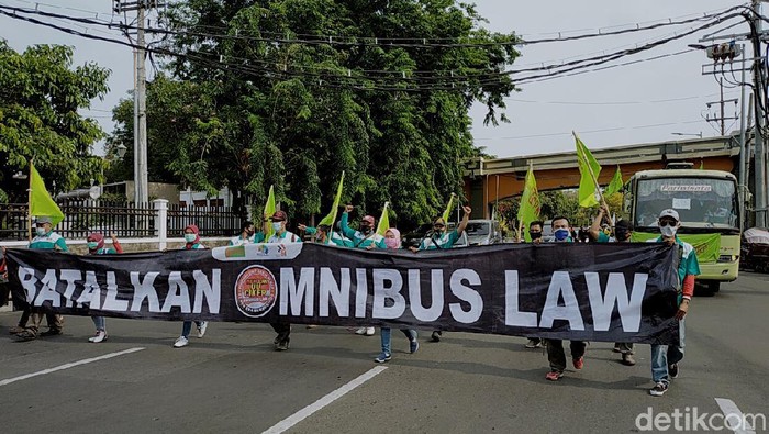 Ribuan demonstran mendatangi Kantor Gubernur Jawa Timur. Aksi tersebut dilakukan sebagai bentuk penolakan atas disahkannya omnibus law UU Cipta Kerja.