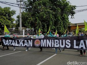 Buruh Gugat UU Cipta Kerja yang Baru Diteken Jokowi