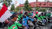 Arus lalu lintas di Jalan Pahlawan untuk sementara ditutup bagi pengguna jalan umum.