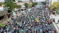 Ribuan pedemo mulai memadati Kantor Gubernur Jawa Timur di Jalan Pahlawan, Kota Surabaya, Selasa (27/10/2020).