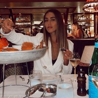 Namun Ruby dan temannya malah keluar dari bandara dan menikmati tiram di restoran. Ruby datang telat ke bandara, bahkan pesawat telah menunggunya selama 30 menit. Saat Ruby dan temannya datang, mereka langsung disoraki seluruh penumpang. Sejumlah penumpang pun merekam wajah Ruby untuk dipermalukan di media sosial.  Foto: Instagram/Ruby Tuesday Matthews