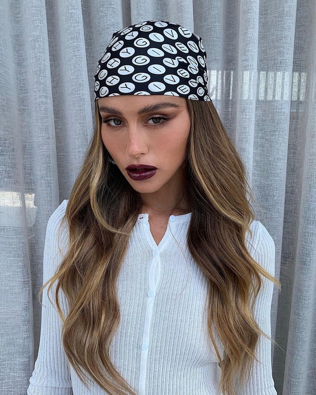 Ruby pun membahas masalah tersebut di Instagramnya. Dia kesal dengan maskapai Jetstar yang membiarkan penumpang mem-bully-nya. Curhatannya tersebut tentu saja membuat netizen geram dan mengkritik Ruby.  Foto: Instagram/Ruby Tuesday Matthews