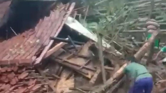 Rumah rusak di Pangandaran diterjang banjir bandang.